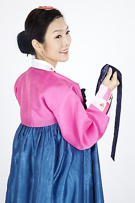 포토 JPG 스튜디오촬영 한국전통 여자 명절 포즈 모션 실내 한명 서기 미소 웃음 들기 사람 동양인 손짓 이벤트 상반신 20대 성인 뒷모습 한국인 전통의상 한복 옷고름 여자만 여자한명만 성인여자만 청년만 청년여자만 성인한명만 청년여자한명만 성인여자한명만 성인만 국내포토 1 전통 기념일 뷰포인트 한국 표정 인종 청년 내부 파일형식