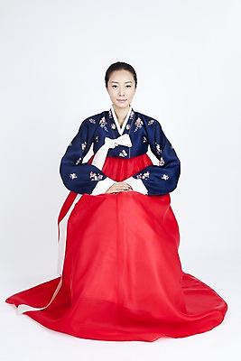 포토 JPG 스튜디오촬영 전신 한국전통 여자 명절 포즈 모션 실내 한명 미소 웃음 누끼 사람 앉기 동양인 손짓 이벤트 20대 성인 한국인 전통의상 한복 손모으기 여자만 여자한명만 성인여자만 청년만 청년여자만 성인한명만 청년여자한명만 성인여자한명만 성인만 국내포토 1 전통 기념일 한국 표정 인종 청년 내부 파일형식