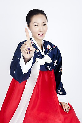 포토 JPG 스튜디오촬영 1 한국전통 여자 명절 포즈 모션 실내 한명 미소 웃음 누끼 사람 동양인 손짓 이벤트 상반신 20대 성인 한국인 전통의상 한복 기획 여자만 여자한명만 성인여자만 청년만 청년여자만 성인한명만 청년여자한명만 성인여자한명만 성인만 국내포토 전통 기념일 한국 표정 인종 청년 내부 파일형식