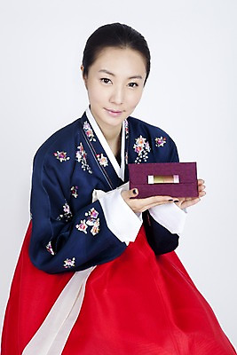 포토 JPG 스튜디오촬영 한국전통 여자 명절 포즈 모션 봉투 편지봉투 실내 한명 미소 웃음 들기 누끼 사람 동양인 손짓 이벤트 상반신 20대 성인 한국인 전통의상 한복 여자만 여자한명만 성인여자만 청년만 청년여자만 성인한명만 청년여자한명만 성인여자한명만 성인만 국내포토 1 전통 기념일 한국 표정 인종 청년 내부 편지 파일형식