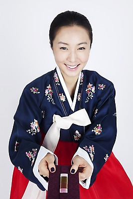 포토 JPG 스튜디오촬영 한국전통 여자 명절 포즈 모션 봉투 편지봉투 실내 한명 미소 웃음 누끼 사람 동양인 손짓 이벤트 상반신 20대 성인 한국인 전통의상 한복 주기 여자만 여자한명만 성인여자만 청년만 청년여자만 성인한명만 청년여자한명만 성인여자한명만 성인만 국내포토 1 전통 기념일 한국 표정 인종 청년 내부 편지 파일형식