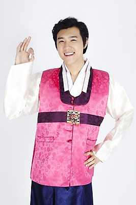 포토 JPG 스튜디오촬영 한국전통 명절 남자 포즈 모션 실내 한명 서기 미소 웃음 누끼 사람 동양인 손짓 이벤트 상반신 20대 성인 한국인 OK 전통의상 한복 남자만 남자한명만 성인남자만 청년만 청년남자만 청년남자한명만 성인한명만 성인남자한명만 성인만 국내포토 1 전통 기념일 한국 표정 인종 청년 내부 파일형식