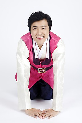 포토 JPG 스튜디오촬영 전신 한국전통 명절 남자 엎드리기 포즈 모션 실내 한명 미소 웃음 누끼 사람 동양인 손짓 이벤트 20대 성인 한국인 예절 인사 절 전통의상 한복 손모으기 남자만 남자한명만 성인남자만 청년만 청년남자만 청년남자한명만 성인한명만 성인남자한명만 성인만 국내포토 1 전통 기념일 한국 표정 인종 청년 내부 파일형식