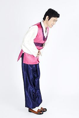 포토 JPG 스튜디오촬영 전신 한국전통 명절 남자 포즈 모션 실내 한명 미소 웃음 누끼 사람 동양인 손짓 이벤트 20대 성인 한국인 예절 인사 전통의상 한복 손모으기 남자만 남자한명만 성인남자만 청년만 청년남자만 청년남자한명만 성인한명만 성인남자한명만 성인만 국내포토 1 전통 기념일 한국 표정 인종 청년 내부 파일형식