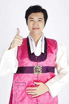 포토 JPG 스튜디오촬영 한국전통 명절 남자 포즈 모션 실내 한명 미소 웃음 사람 동양인 손짓 이벤트 상반신 20대 성인 한국인 엄지손가락 최고 전통의상 한복 남자만 남자한명만 성인남자만 청년만 청년남자만 청년남자한명만 성인한명만 성인남자한명만 성인만 국내포토 1 전통 기념일 손가락 한국 표정 인종 청년 내부 파일형식