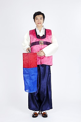 포토 JPG 스튜디오촬영 전신 한국전통 명절 남자 포즈 모션 조명 실내 한명 서기 미소 웃음 들기 누끼 사람 동양인 손짓 이벤트 20대 성인 한국인 전통의상 한복 청사초롱 전통용품 남자만 남자한명만 성인남자만 청년만 청년남자만 청년남자한명만 성인한명만 성인남자한명만 성인만 국내포토 1 전통 기념일 한국 표정 인종 청년 내부 오브젝트 초롱 파일형식