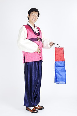 포토 JPG 스튜디오촬영 전신 한국전통 명절 남자 포즈 모션 조명 실내 한명 서기 미소 웃음 들기 누끼 사람 동양인 손짓 이벤트 20대 성인 한국인 전통의상 한복 청사초롱 전통용품 남자만 남자한명만 성인남자만 청년만 청년남자만 청년남자한명만 성인한명만 성인남자한명만 성인만 국내포토 1 전통 기념일 한국 표정 인종 청년 내부 오브젝트 초롱 파일형식