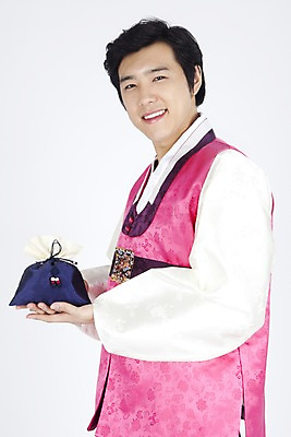 포토 JPG 스튜디오촬영 한국전통 명절 남자 포즈 장신구 모션 복주머니 실내 한명 미소 웃음 들기 누끼 사람 동양인 손짓 이벤트 상반신 20대 성인 한국인 전통의상 한복 전통용품 남자만 남자한명만 성인남자만 청년만 청년남자만 청년남자한명만 성인한명만 성인남자한명만 성인만 국내포토 1 전통 기념일 전통소품 한국 표정 인종 청년 내부 오브젝트 파일형식