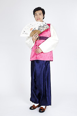 포토 JPG 스튜디오촬영 전신 한국전통 명절 남자 포즈 모션 실내 한명 서기 미소 웃음 들기 누끼 사람 동양인 손짓 이벤트 20대 성인 펼침 한국인 부채 전통의상 한복 남자만 남자한명만 성인남자만 청년만 청년남자만 청년남자한명만 성인한명만 성인남자한명만 성인만 국내포토 1 전통 기념일 한국 표정 인종 청년 내부 파일형식