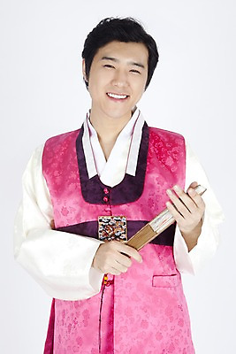 포토 JPG 스튜디오촬영 한국전통 명절 남자 포즈 모션 실내 한명 미소 웃음 들기 누끼 사람 동양인 손짓 이벤트 상반신 20대 성인 한국인 부채 전통의상 한복 남자만 남자한명만 성인남자만 청년만 청년남자만 청년남자한명만 성인한명만 성인남자한명만 성인만 국내포토 1 전통 기념일 한국 표정 인종 청년 내부 파일형식