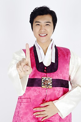 포토 JPG 스튜디오촬영 1 한국전통 명절 남자 포즈 모션 실내 한명 미소 웃음 사람 동양인 손짓 이벤트 상반신 20대 성인 한국인 전통의상 한복 기획 남자만 남자한명만 성인남자만 청년만 청년남자만 청년남자한명만 성인한명만 성인남자한명만 성인만 국내포토 전통 기념일 한국 표정 인종 청년 내부 파일형식