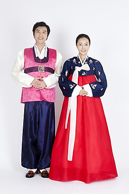 포토 JPG 스튜디오촬영 전신 한국전통 부부 커플 여자 명절 남자 포즈 모션 실내 서기 미소 웃음 누끼 사람 동양인 손짓 이벤트 두명 한국인 전통의상 한복 손모으기 국내포토 전통 기념일 관계 한국 표정 인종 내부 파일형식