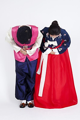 포토 JPG 스튜디오촬영 전신 한국전통 부부 커플 여자 명절 남자 포즈 모션 실내 누끼 사람 동양인 손짓 이벤트 두명 한국인 예절 인사 전통의상 한복 손모으기 배꼽인사 국내포토 전통 기념일 관계 한국 인종 내부 파일형식