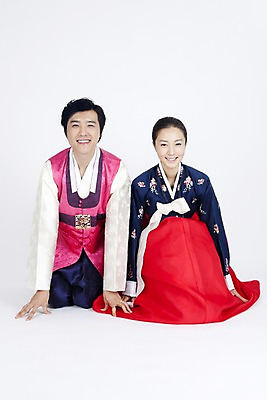 포토 JPG 스튜디오촬영 전신 한국전통 부부 커플 여자 명절 남자 포즈 모션 실내 미소 웃음 누끼 사람 앉기 동양인 이벤트 두명 한국인 인사 절 전통의상 한복 국내포토 전통 기념일 관계 한국 표정 인종 내부 예절 파일형식