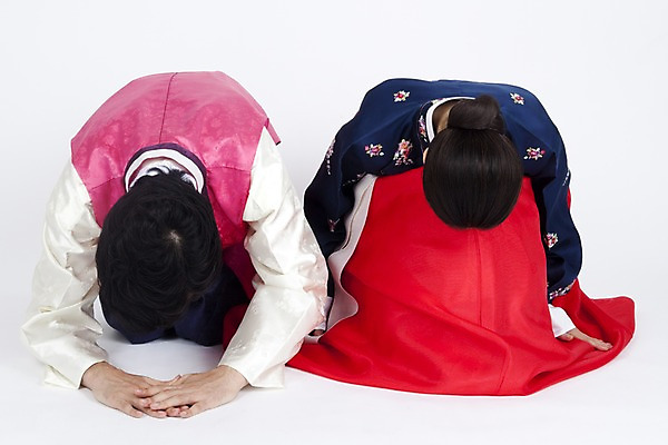 포토 JPG 스튜디오촬영 한국전통 부부 커플 여자 명절 남자 엎드리기 포즈 모션 실내 고개숙이기 누끼 사람 앉기 동양인 이벤트 두명 한국인 예절 인사 절 전통의상 한복 국내포토 전통 기념일 관계 한국 숙이기 인종 내부 파일형식