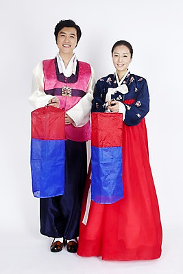 포토 JPG 스튜디오촬영 전신 한국전통 부부 커플 여자 명절 남자 포즈 모션 조명 실내 서기 미소 웃음 들기 누끼 사람 동양인 손짓 이벤트 두명 한국인 전통의상 한복 청사초롱 전통용품 국내포토 전통 기념일 관계 한국 표정 인종 내부 오브젝트 초롱 파일형식