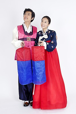 포토 JPG 스튜디오촬영 전신 한국전통 부부 커플 응시 여자 명절 남자 포즈 모션 조명 실내 서기 미소 웃음 들기 누끼 사람 동양인 손짓 이벤트 두명 한국인 전통의상 한복 청사초롱 전통용품 국내포토 전통 시선 기념일 관계 한국 표정 인종 내부 오브젝트 초롱 파일형식