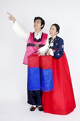 포토 JPG 스튜디오촬영 전신 한국전통 부부 커플 여자 명절 남자 포즈 모션 조명 실내 서기 미소 웃음 들기 누끼 사람 동양인 손짓 이벤트 두명 한국인 가리킴 전통의상 한복 청사초롱 전통용품 국내포토 전통 기념일 관계 한국 표정 인종 내부 오브젝트 초롱 파일형식