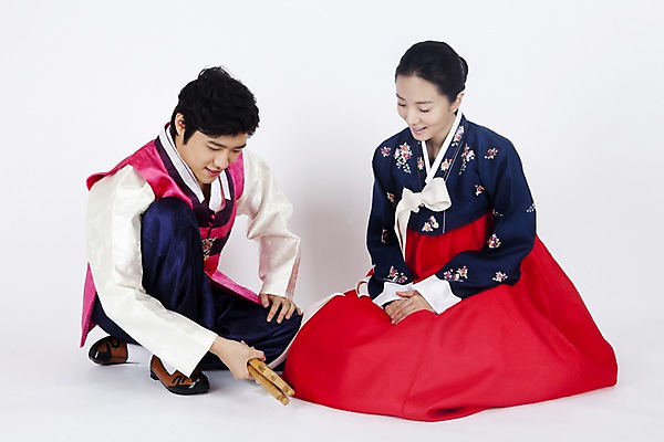 포토 JPG 스튜디오촬영 전신 한국전통 부부 커플 여자 명절 남자 포즈 모션 실내 누끼 사람 앉기 동양인 손짓 이벤트 두명 전통놀이 한국인 던지기 윷 윷놀이 전통의상 한복 국내포토 전통 기념일 관계 놀이 한국 인종 내부 파일형식