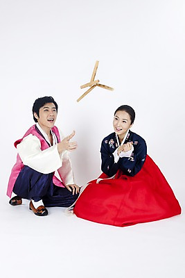 포토 JPG 스튜디오촬영 전신 한국전통 부부 커플 여자 명절 남자 포즈 모션 실내 미소 웃음 누끼 사람 동양인 이벤트 두명 한국인 윷놀이 전통의상 한복 국내포토 전통 기념일 관계 한국 표정 인종 내부 전통놀이 파일형식