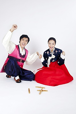 포토 JPG 스튜디오촬영 전신 한국전통 부부 커플 여자 명절 남자 포즈 모션 실내 미소 웃음 누끼 사람 동양인 이벤트 두명 한국인 윷놀이 전통의상 한복 국내포토 전통 기념일 관계 한국 표정 인종 내부 전통놀이 파일형식