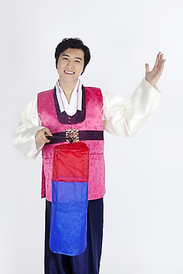 포토 JPG 스튜디오촬영 한국전통 명절 남자 포즈 모션 조명 실내 한명 미소 웃음 누끼 사람 동양인 이벤트 20대 성인 한국인 전통의상 한복 청사초롱 전통용품 남자만 남자한명만 성인남자만 청년만 청년남자만 청년남자한명만 성인한명만 성인남자한명만 성인만 국내포토 1 전통 기념일 한국 표정 인종 청년 내부 오브젝트 초롱 파일형식