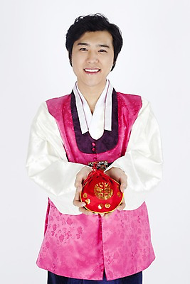 포토 JPG 스튜디오촬영 한국전통 명절 남자 포즈 장신구 모션 복주머니 실내 한명 미소 웃음 누끼 사람 동양인 이벤트 상반신 20대 성인 한국인 전통의상 한복 전통용품 남자만 남자한명만 성인남자만 청년만 청년남자만 청년남자한명만 성인한명만 성인남자한명만 성인만 국내포토 1 전통 기념일 전통소품 한국 표정 인종 청년 내부 오브젝트 파일형식