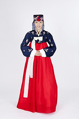 포토 JPG 스튜디오촬영 전신 한국전통 여자 명절 포즈 장신구 모션 실내 한명 미소 웃음 누끼 사람 동양인 이벤트 20대 성인 한국인 전통의상 한복 머리장식 조바위 여자만 여자한명만 성인여자만 청년만 청년여자만 성인한명만 청년여자한명만 성인여자한명만 성인만 국내포토 1 전통 기념일 전통소품 한국 표정 인종 청년 내부 장식 파일형식