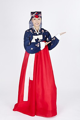 포토 JPG 스튜디오촬영 전신 한국전통 여자 명절 포즈 장신구 모션 안내 실내 한명 미소 웃음 누끼 사람 동양인 손짓 이벤트 20대 성인 한국인 전통의상 한복 머리장식 조바위 여자만 여자한명만 성인여자만 청년만 청년여자만 성인한명만 청년여자한명만 성인여자한명만 성인만 국내포토 1 전통 기념일 전통소품 한국 표정 인종 청년 내부 장식 파일형식