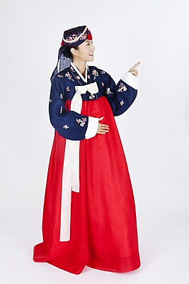 포토 JPG 스튜디오촬영 전신 한국전통 여자 명절 포즈 장신구 모션 안내 실내 한명 미소 웃음 누끼 사람 동양인 손짓 이벤트 20대 성인 한국인 전통의상 한복 머리장식 조바위 여자만 여자한명만 성인여자만 청년만 청년여자만 성인한명만 청년여자한명만 성인여자한명만 성인만 국내포토 1 전통 기념일 전통소품 한국 표정 인종 청년 내부 장식 파일형식