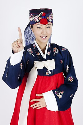 포토 JPG 스튜디오촬영 한국전통 여자 명절 포즈 장신구 모션 실내 한명 미소 웃음 누끼 사람 동양인 손짓 이벤트 상반신 20대 성인 한국인 전통의상 한복 머리장식 조바위 여자만 여자한명만 성인여자만 청년만 청년여자만 성인한명만 청년여자한명만 성인여자한명만 성인만 국내포토 1 전통 기념일 전통소품 한국 표정 인종 청년 내부 장식 파일형식