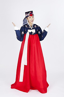 포토 JPG 스튜디오촬영 전신 한국전통 여자 명절 포즈 장신구 모션 실내 한명 미소 웃음 누끼 사람 동양인 손짓 이벤트 20대 성인 한국인 전통의상 한복 머리장식 조바위 여자만 여자한명만 성인여자만 청년만 청년여자만 성인한명만 청년여자한명만 성인여자한명만 성인만 국내포토 1 전통 기념일 전통소품 한국 표정 인종 청년 내부 장식 파일형식