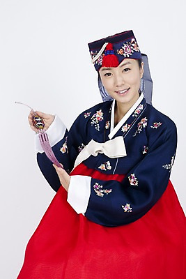 포토 JPG 스튜디오촬영 한국전통 여자 명절 포즈 장신구 모션 실내 한명 미소 웃음 누끼 사람 동양인 이벤트 상반신 20대 성인 한국인 전통의상 한복 노리개 머리장식 조바위 여자만 여자한명만 성인여자만 청년만 청년여자만 성인한명만 청년여자한명만 성인여자한명만 성인만 국내포토 1 전통 기념일 전통소품 한국 표정 인종 청년 내부 장식 파일형식