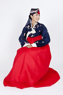 포토 JPG 스튜디오촬영 전신 한국전통 여자 명절 포즈 장신구 모션 실내 한명 미소 웃음 누끼 사람 동양인 이벤트 20대 성인 한국인 전통의상 한복 머리장식 조바위 여자만 여자한명만 성인여자만 청년만 청년여자만 성인한명만 청년여자한명만 성인여자한명만 성인만 국내포토 1 전통 기념일 전통소품 한국 표정 인종 청년 내부 장식 파일형식