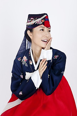 포토 JPG 스튜디오촬영 한국전통 여자 명절 포즈 장신구 모션 실내 한명 미소 웃음 누끼 사람 동양인 이벤트 상반신 20대 성인 한국인 전통의상 한복 머리장식 조바위 여자만 여자한명만 성인여자만 청년만 청년여자만 성인한명만 청년여자한명만 성인여자한명만 성인만 국내포토 1 전통 기념일 전통소품 한국 표정 인종 청년 내부 장식 파일형식