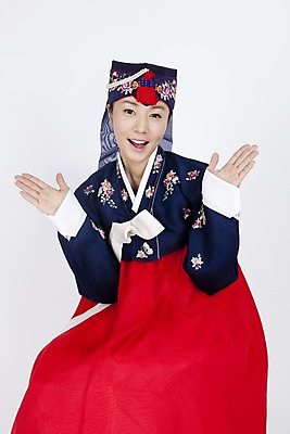 포토 JPG 스튜디오촬영 한국전통 여자 명절 포즈 장신구 모션 실내 한명 미소 웃음 누끼 사람 동양인 손짓 이벤트 상반신 20대 성인 한국인 전통의상 한복 머리장식 조바위 여자만 여자한명만 성인여자만 청년만 청년여자만 성인한명만 청년여자한명만 성인여자한명만 성인만 국내포토 1 전통 기념일 전통소품 한국 표정 인종 청년 내부 장식 파일형식