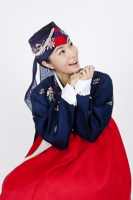 포토 JPG 스튜디오촬영 한국전통 여자 명절 포즈 장신구 모션 실내 한명 미소 웃음 누끼 사람 동양인 이벤트 상반신 20대 성인 한국인 전통의상 한복 머리장식 조바위 여자만 여자한명만 성인여자만 청년만 청년여자만 성인한명만 청년여자한명만 성인여자한명만 성인만 국내포토 1 전통 기념일 전통소품 한국 표정 인종 청년 내부 장식 파일형식