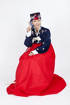 포토 JPG 스튜디오촬영 전신 한국전통 여자 명절 포즈 장신구 모션 실내 한명 미소 웃음 누끼 사람 동양인 손짓 이벤트 20대 성인 한국인 전통의상 한복 머리장식 조바위 여자만 여자한명만 성인여자만 청년만 청년여자만 성인한명만 청년여자한명만 성인여자한명만 성인만 국내포토 1 전통 기념일 전통소품 한국 표정 인종 청년 내부 장식 파일형식