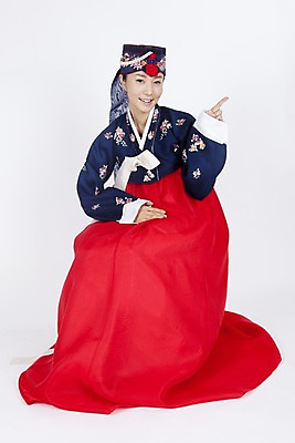 포토 JPG 스튜디오촬영 전신 한국전통 여자 명절 포즈 장신구 모션 안내 실내 한명 미소 웃음 누끼 사람 동양인 손짓 이벤트 20대 성인 한국인 전통의상 한복 머리장식 조바위 여자만 여자한명만 성인여자만 청년만 청년여자만 성인한명만 청년여자한명만 성인여자한명만 성인만 국내포토 1 전통 기념일 전통소품 한국 표정 인종 청년 내부 장식 파일형식