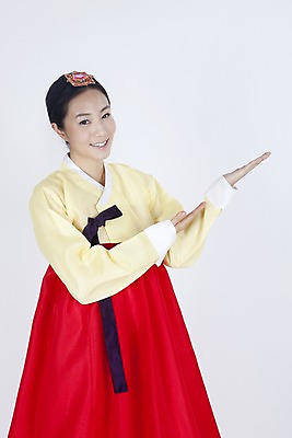 포토 JPG 스튜디오촬영 한국전통 여자 명절 포즈 모션 안내 실내 한명 미소 웃음 누끼 사람 동양인 손짓 이벤트 상반신 20대 성인 한국인 전통의상 한복 여자만 여자한명만 성인여자만 청년만 청년여자만 성인한명만 청년여자한명만 성인여자한명만 성인만 국내포토 1 전통 기념일 한국 표정 인종 청년 내부 파일형식
