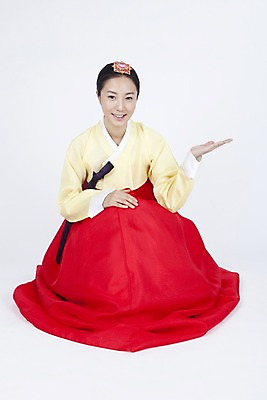 포토 JPG 스튜디오촬영 전신 한국전통 여자 명절 포즈 모션 안내 실내 한명 미소 웃음 누끼 사람 동양인 손짓 이벤트 20대 성인 한국인 전통의상 한복 여자만 여자한명만 성인여자만 청년만 청년여자만 성인한명만 청년여자한명만 성인여자한명만 성인만 국내포토 1 전통 기념일 한국 표정 인종 청년 내부 파일형식