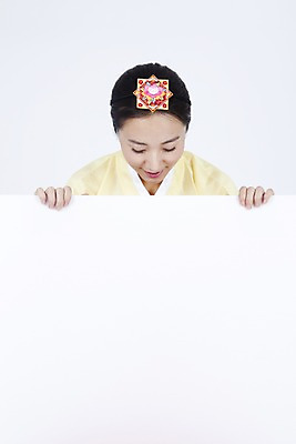 포토 JPG 스튜디오촬영 한국전통 여자 명절 포즈 모션 안내 실내 한명 미소 웃음 사람 동양인 이벤트 상반신 20대 성인 공백 한국인 전통의상 한복 알림 여자만 여자한명만 성인여자만 청년만 청년여자만 성인한명만 청년여자한명만 성인여자한명만 성인만 국내포토 1 전통 기념일 한국 표정 인종 청년 내부 파일형식