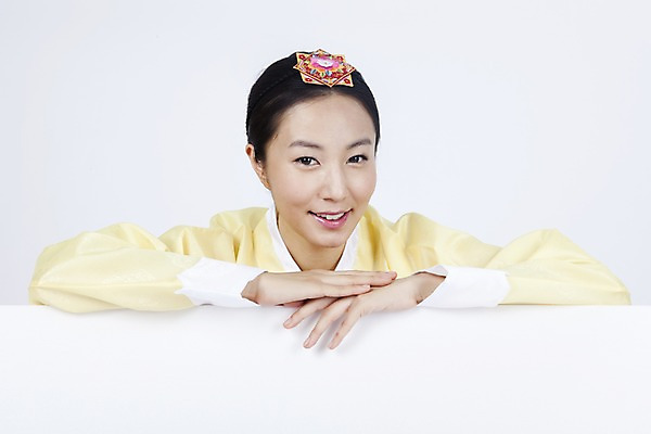 포토 JPG 스튜디오촬영 한국전통 여자 명절 포즈 모션 안내 실내 한명 미소 웃음 사람 동양인 이벤트 상반신 20대 성인 공백 한국인 전통의상 한복 알림 여자만 여자한명만 성인여자만 청년만 청년여자만 성인한명만 청년여자한명만 성인여자한명만 성인만 국내포토 1 전통 기념일 한국 표정 인종 청년 내부 파일형식