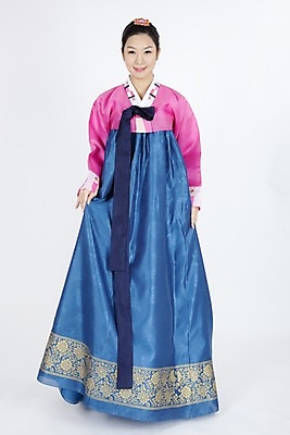 포토 JPG 스튜디오촬영 전신 모델 한국전통 전통 여자 명절 포즈 모션 실내 한명 미소 웃음 누끼 사람 동양인 이벤트 20대 성인 한국인 전통의상 한복 여자만 여자한명만 성인여자만 청년만 청년여자만 성인한명만 청년여자한명만 성인여자한명만 성인만 국내포토 1 기념일 한국 표정 인종 청년 내부 파일형식