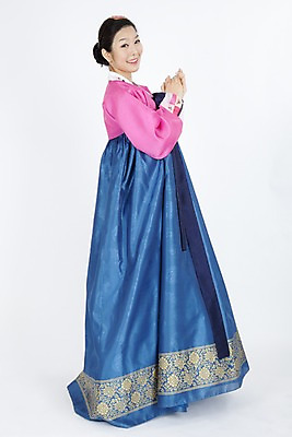 포토 JPG 스튜디오촬영 전신 모델 한국전통 전통 여자 명절 포즈 모션 실내 한명 미소 웃음 누끼 사람 동양인 이벤트 20대 성인 한국인 전통의상 한복 여자만 여자한명만 성인여자만 청년만 청년여자만 성인한명만 청년여자한명만 성인여자한명만 성인만 국내포토 1 기념일 한국 표정 인종 청년 내부 파일형식