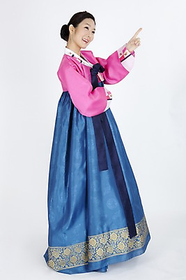 포토 JPG 스튜디오촬영 전신 모델 한국전통 전통 여자 명절 포즈 모션 실내 한명 미소 웃음 누끼 사람 동양인 손짓 이벤트 20대 성인 한국인 전통의상 한복 여자만 여자한명만 성인여자만 청년만 청년여자만 성인한명만 청년여자한명만 성인여자한명만 성인만 국내포토 1 기념일 한국 표정 인종 청년 내부 파일형식