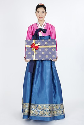 포토 JPG 스튜디오촬영 전신 모델 한국전통 전통 여자 명절 포즈 모션 실내 선물 한명 미소 웃음 누끼 사람 동양인 이벤트 20대 성인 한국인 전통의상 한복 여자만 여자한명만 성인여자만 청년만 청년여자만 성인한명만 청년여자한명만 성인여자한명만 성인만 국내포토 1 기념일 한국 표정 인종 청년 내부 파일형식