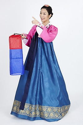 포토 JPG 스튜디오촬영 전신 모델 한국전통 전통 여자 명절 포즈 모션 조명 실내 한명 미소 웃음 누끼 사람 동양인 이벤트 20대 성인 한국인 전통의상 한복 청사초롱 전통용품 여자만 여자한명만 성인여자만 청년만 청년여자만 성인한명만 청년여자한명만 성인여자한명만 성인만 국내포토 1 기념일 한국 표정 인종 청년 내부 오브젝트 초롱 파일형식