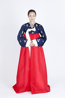 포토 JPG 스튜디오촬영 전신 모델 한국전통 전통 여자 명절 포즈 모션 실내 한명 서기 미소 웃음 누끼 사람 동양인 손짓 이벤트 20대 성인 한국인 전통의상 한복 손모으기 정자세 여자만 여자한명만 성인여자만 청년만 청년여자만 성인한명만 청년여자한명만 성인여자한명만 성인만 국내포토 1 기념일 한국 표정 인종 청년 내부 파일형식