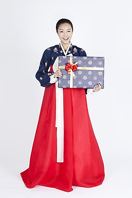 포토 JPG 스튜디오촬영 전신 모델 한국전통 전통 여자 명절 포즈 모션 실내 선물 한명 서기 미소 웃음 들기 누끼 사람 동양인 손짓 이벤트 20대 성인 선물상자 상자 한국인 전통의상 한복 여자만 여자한명만 성인여자만 청년만 청년여자만 성인한명만 청년여자한명만 성인여자한명만 성인만 국내포토 1 기념일 한국 표정 인종 청년 내부 파일형식